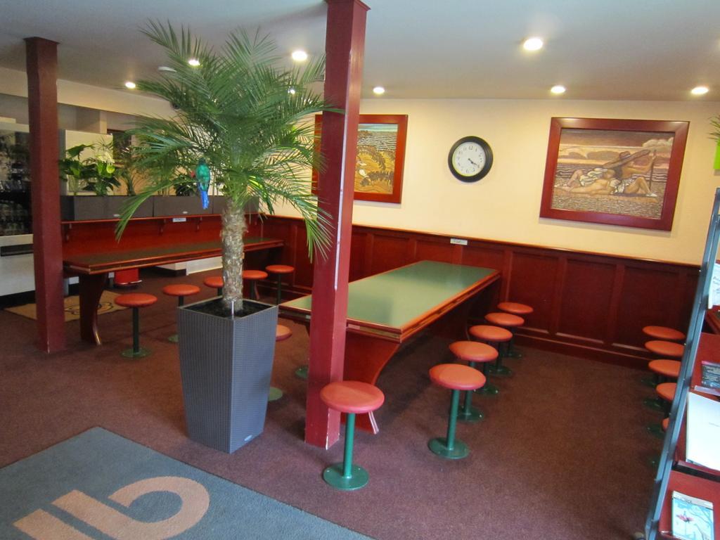 Quick Palace Nantes La Beaujoire Екстериор снимка Interior of a typical McDonald's restaurant