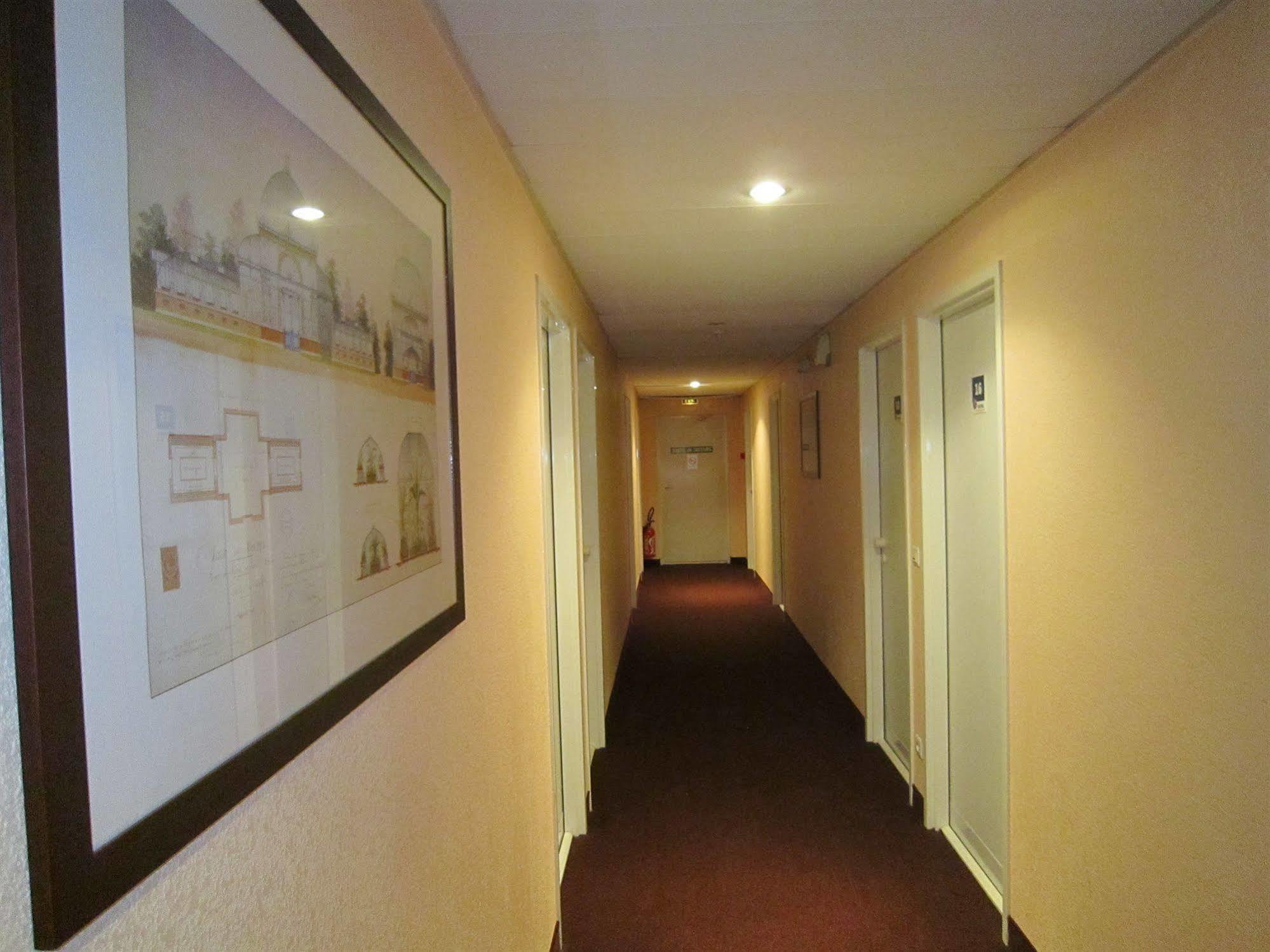Quick Palace Nantes La Beaujoire Екстериор снимка A corridor at the hotel